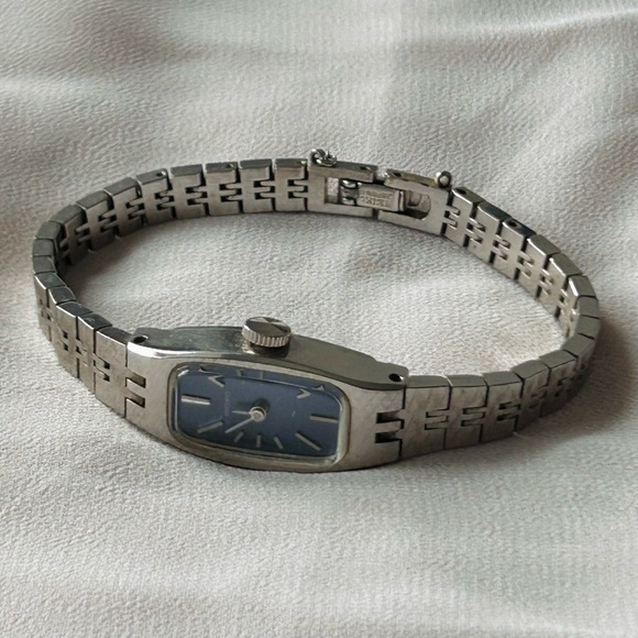 Seiko Vintage Women Watch with Blue Dial - Picture 5 of 6